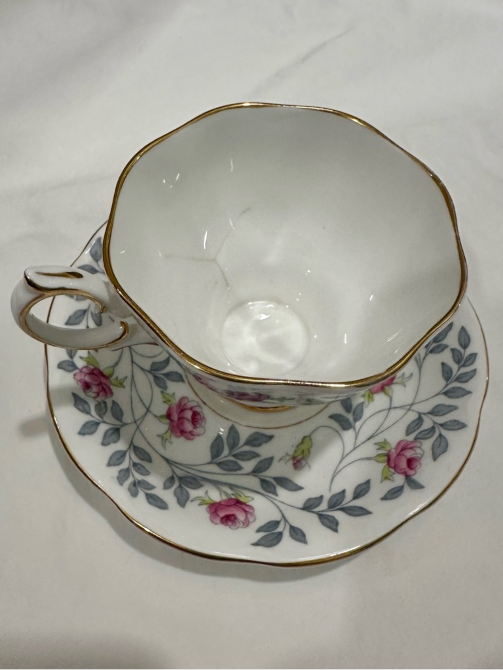 Vintage Royal Albert "Conway" Teacup and Saucer Set – Pink Roses, 22K Gold Trim - Picture 7 of 11